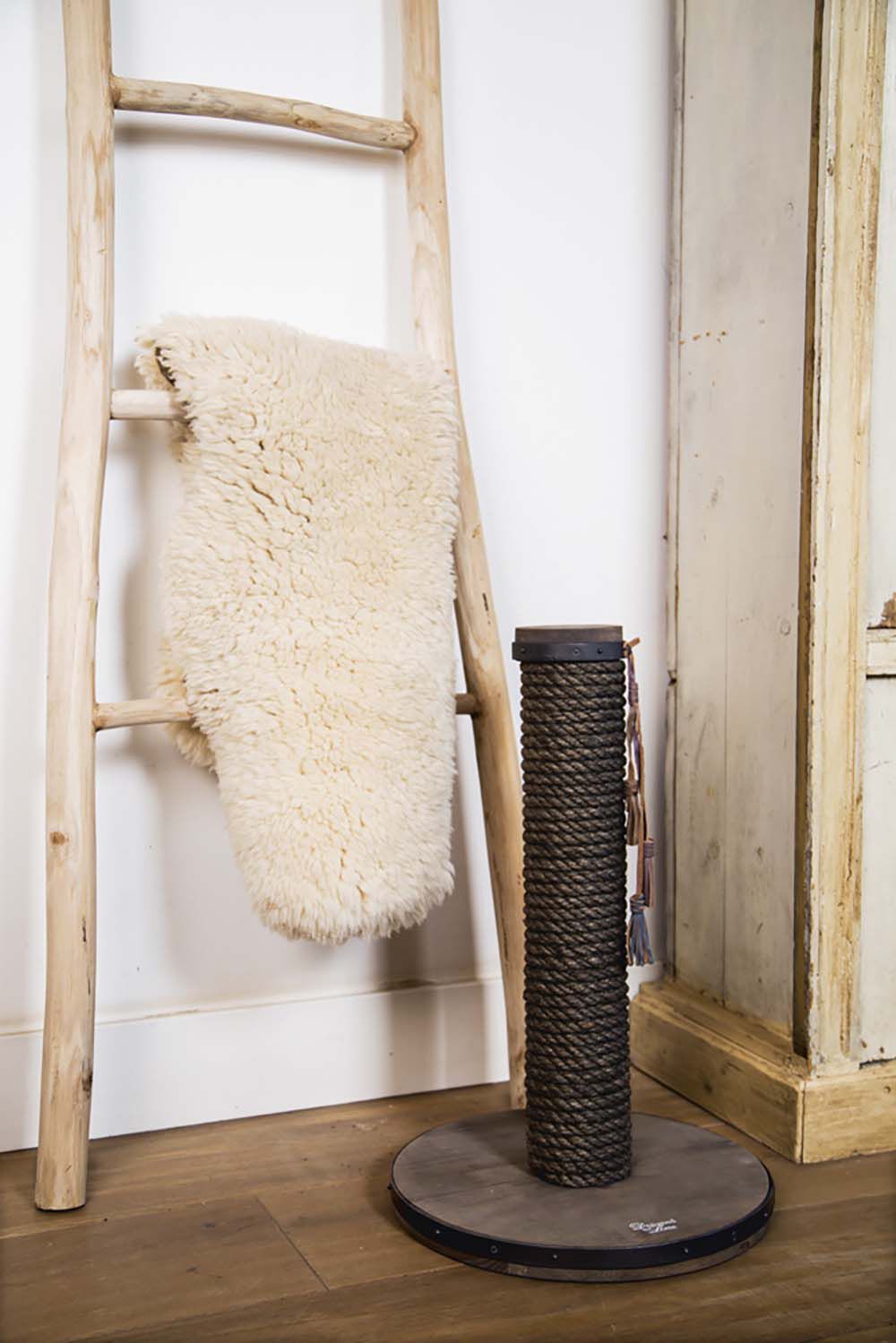 Designed by Lotte Lumpra - Krabpaal - Bruin - 1x35x1 cm