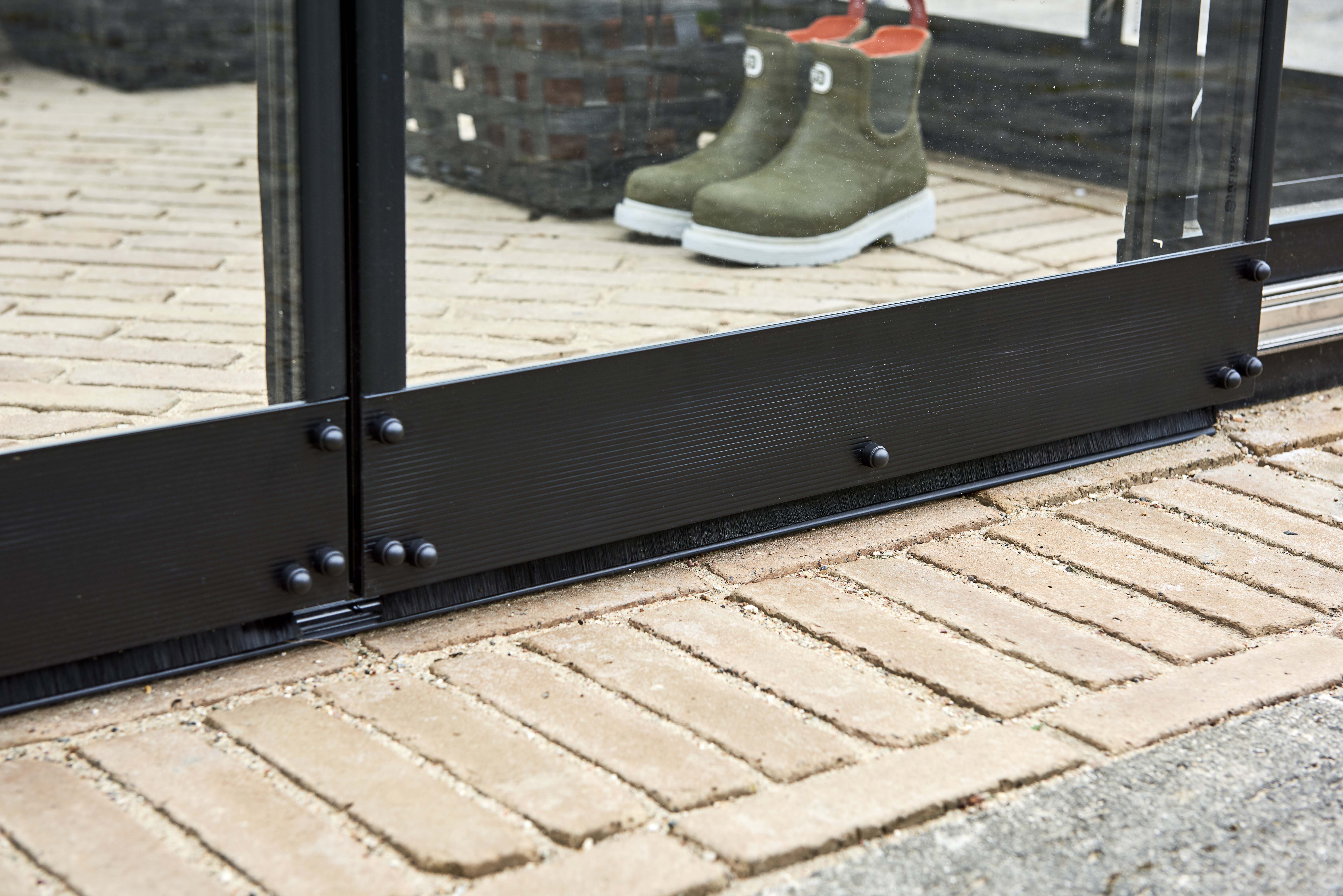 Halls Qube LT 612 - Fundering - 3.00 cm - Zwart - 12.00 cm - 374.00 cm
