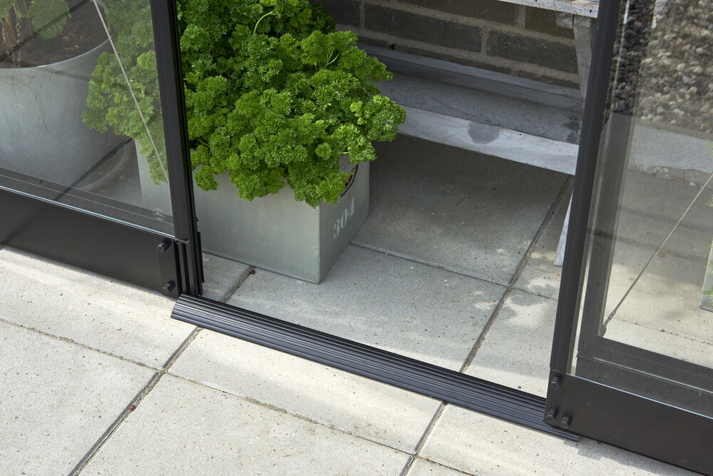 Halls Greenhouses QUBE LT 24 - Fundering