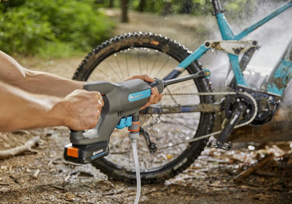 GARDENA AquaClean 24/18 V P4A Set (incl. accu en oplader) - Medium drukreiniger - 250 l/u - 24 bar