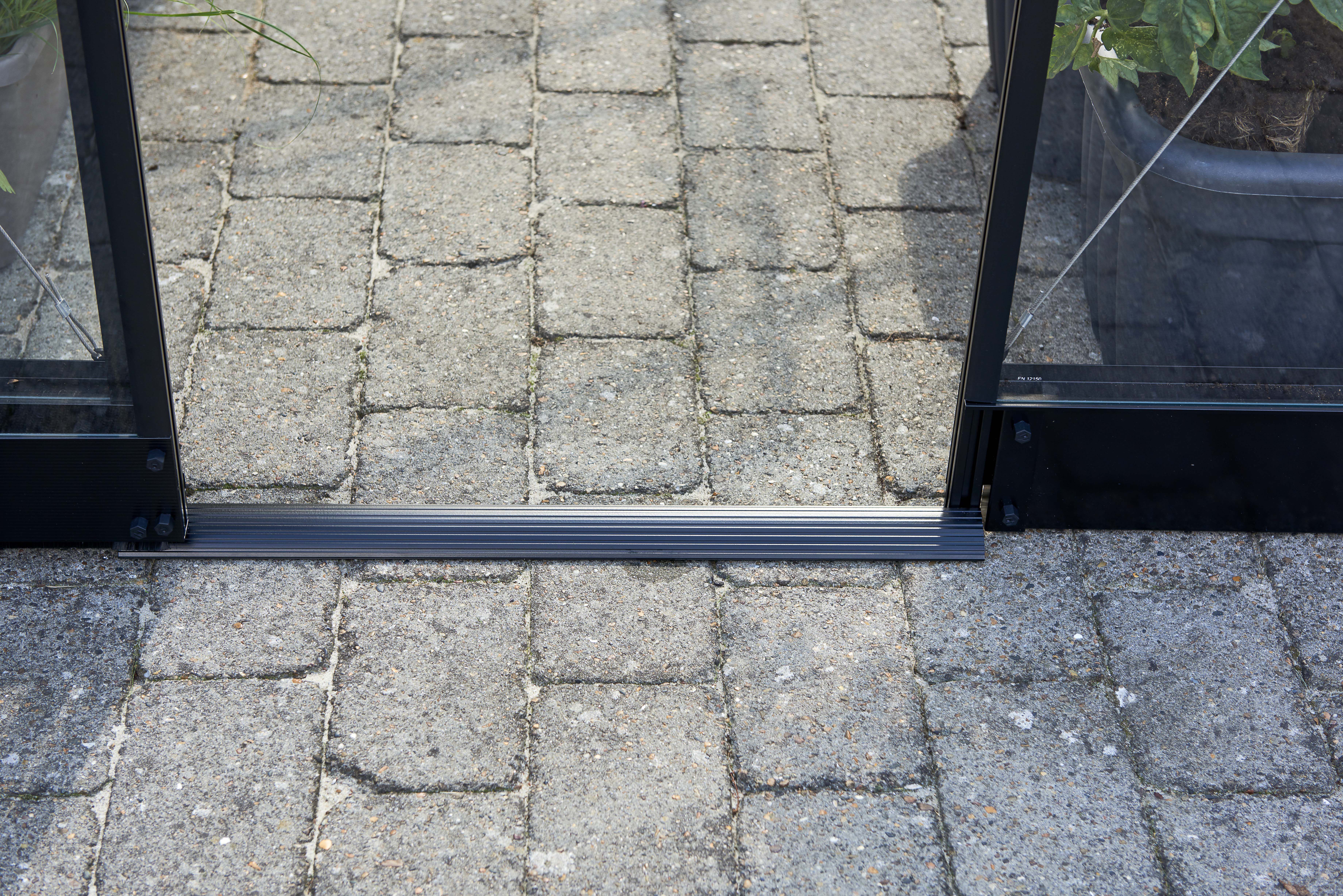 Halls Qube LT 612 - Fundering - 3.00 cm - Zwart - 12.00 cm - 374.00 cm